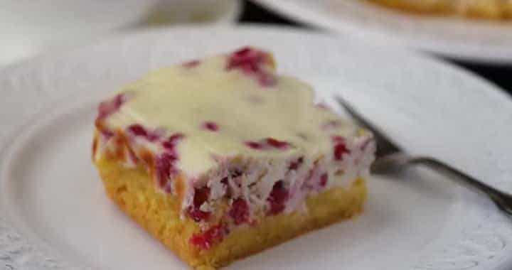 Пирог с творогом и ягодами на кукурузной муке