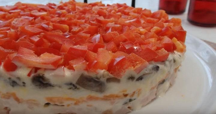 Салат с копченой курицей и грибами
