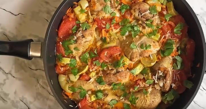 Курица с овощами на сковороде