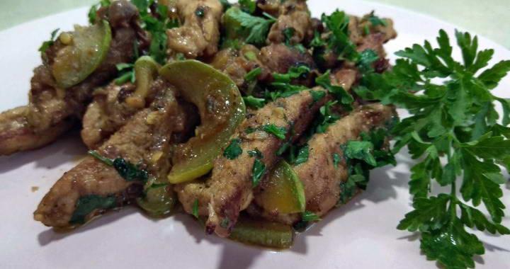 Тушеное мясо с кабачками