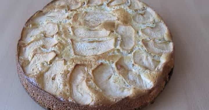 Шарлотка со сметаной и яблоками