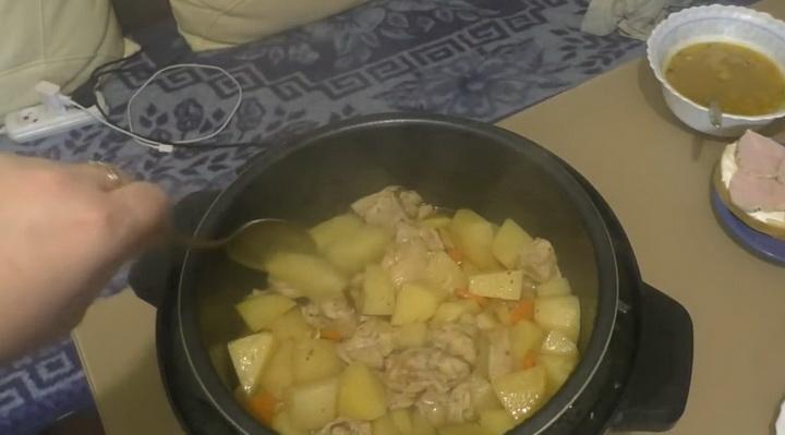 Тушеная картошка с курицей в мультиварке