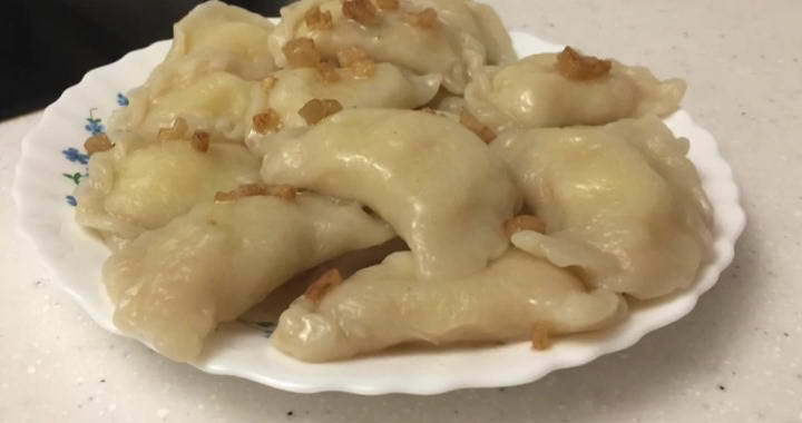 Вареники с картошкой, луком и салом