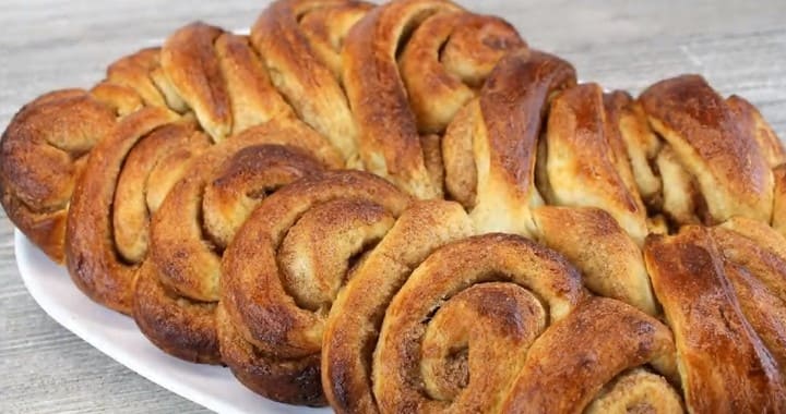 Сдобный пирог с корицей и сахаром