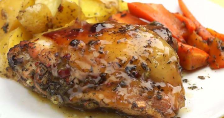 Куриные бедра с картошкой в духовке на ужин