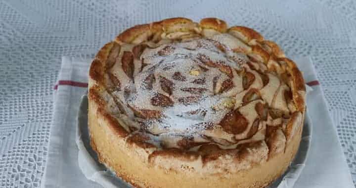 Пышная шарлотка с яблоками