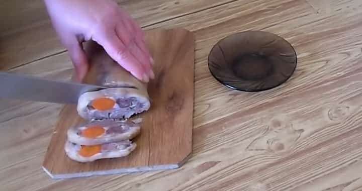 Мясной деликотес - рулет из свиной рульки