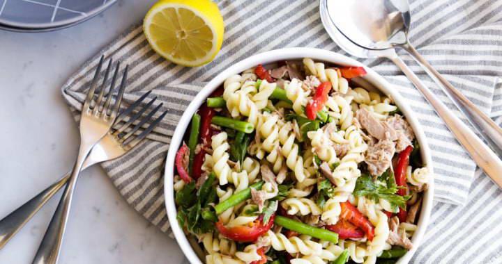 Теплый салат с пастой и тунцом