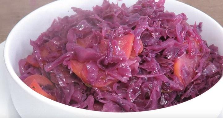 Тушеная краснокочанная капуста с яблоком