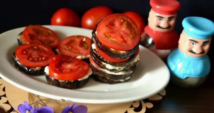 Жареные баклажаны с чесноком и помидорами