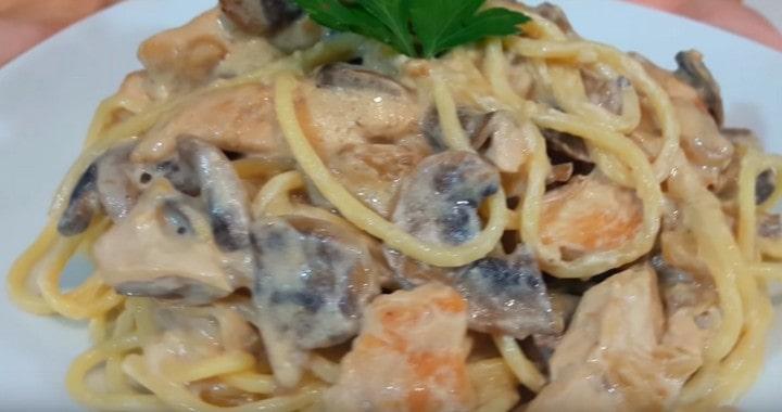 Курица с грибами в сливочном соусе