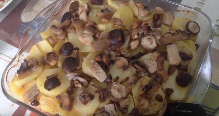 Картошка с мясом и грибами в духовке