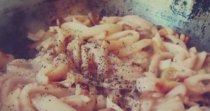 Кальмары жареные с луком