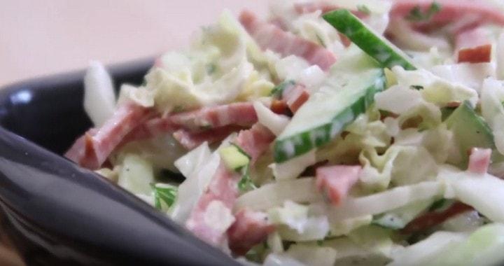 Салат с копченой колбасой и пекинкой