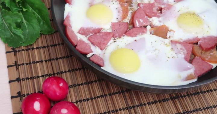 Яичница с помидорами и колбасой