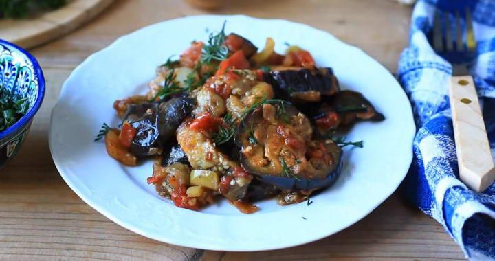 Тушеные баклажаны с овощами по-грузински