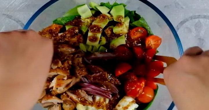 Праздничный салат с медовой курицей на День рождения