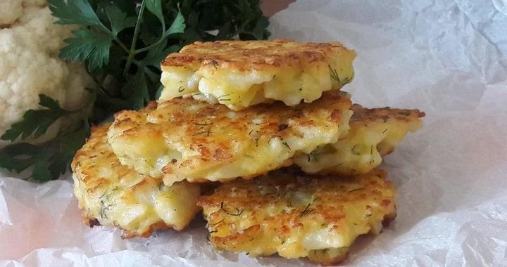 Оладьи из цветной капусты с зеленью и сыром