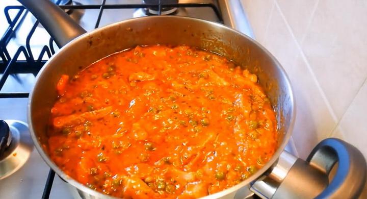 Тушеное мясо с овощами в томатном соусе