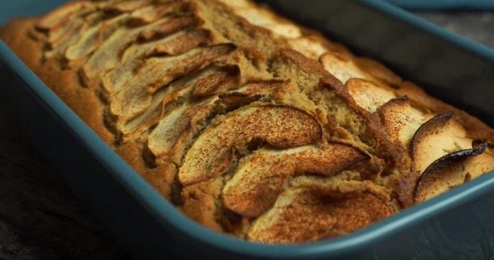 Овсяная шарлотка на молоке с яблоками