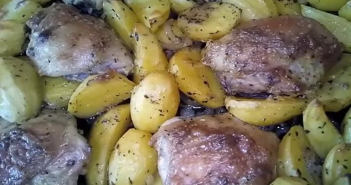 Куриные бедра с картошкой в духовке