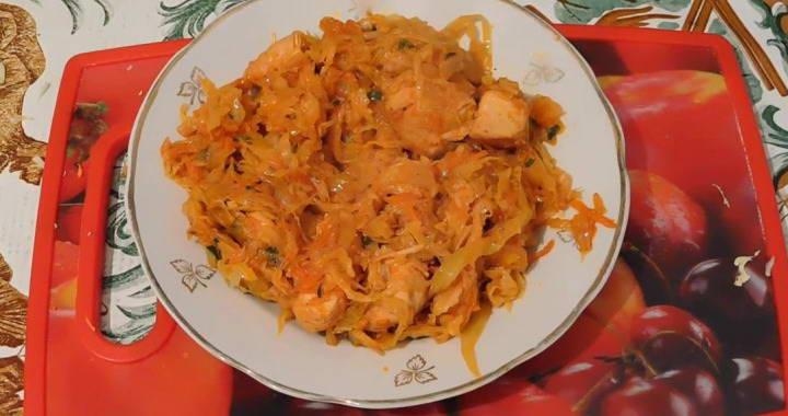 Тушеная капуста с курицей