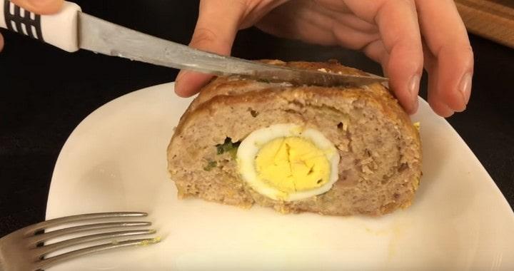 Вкуснейший рулет из фарша с яйцом