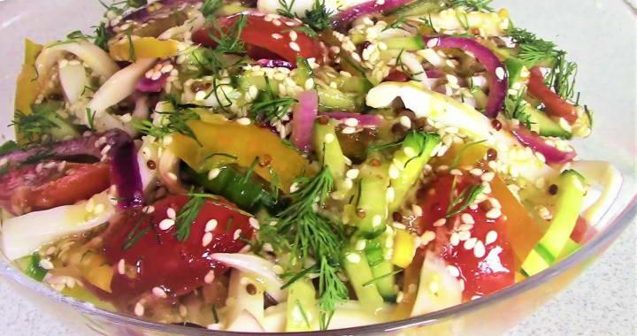 Постный овощной салат с кальмарами