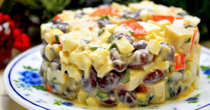 Салат с фасолью и крабовыми палочками