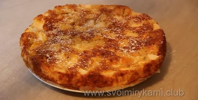 Бисквитный пирог с яблоками