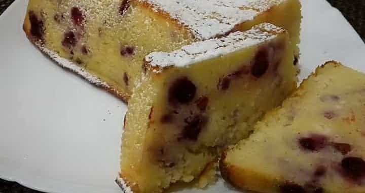 Манник с творогом и черной смородиной