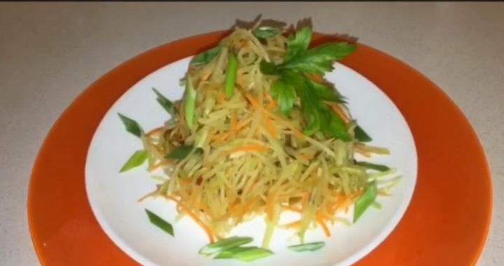Хрустящий салат из зеленой редьки