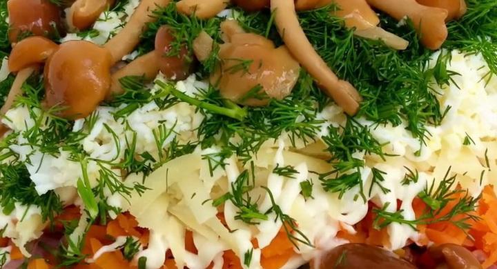 Салат с маринованными опятами