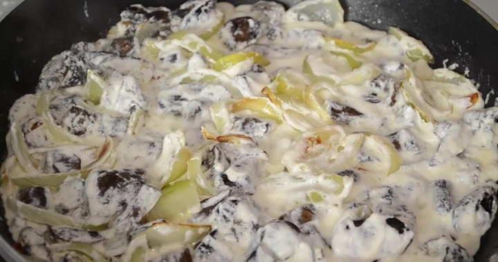 Жареные грибы с луком и сметаной
