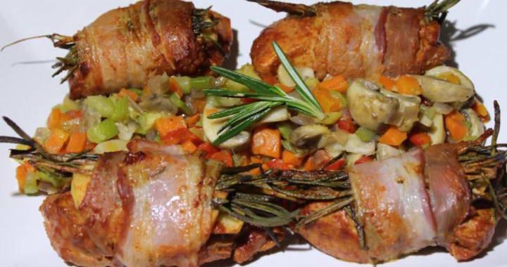 Индейка с беконом, грибами и овощами