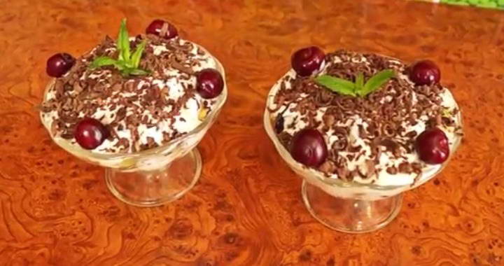 Фруктовый салат с яблоками, бананами и черносливом
