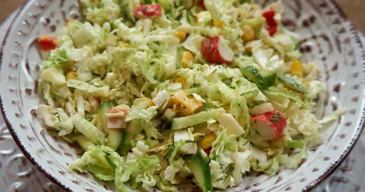 Салат с пекинской капустой, кукурузой и крабовыми палочками