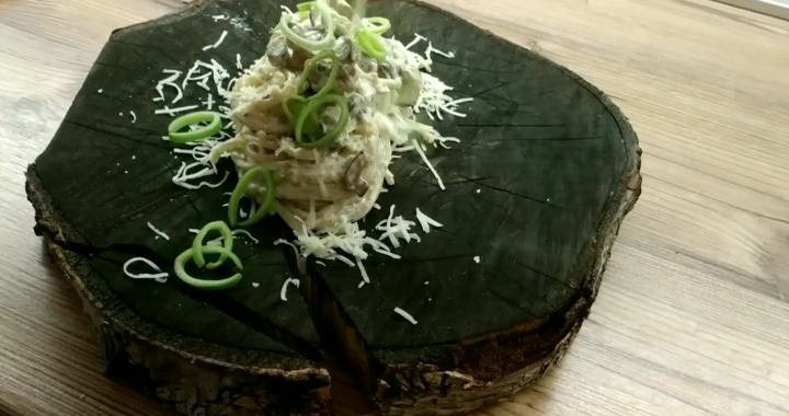 Паста с шампиньонами и луком порей