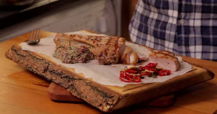 Свиная корейка с гарниром из фасоли