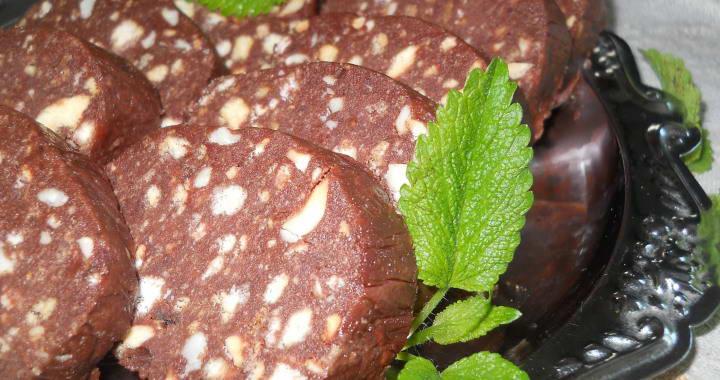 Шоколадная колбаса из печенья со сгущенкой