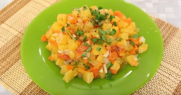 Тушеные кабачки с морковью и луком