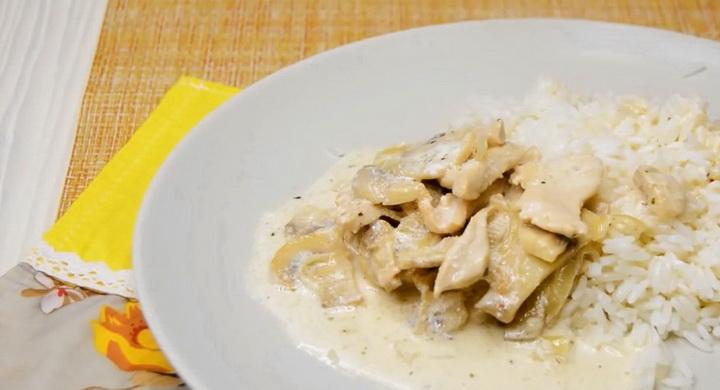 Курица с шампиньонами в сметанном соусе
