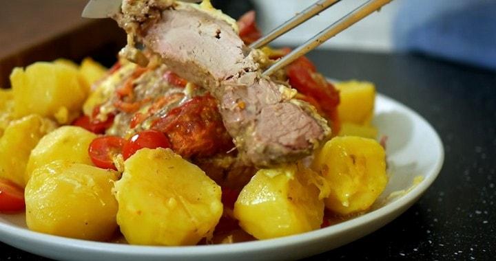Запеченная свиная шейка с картофелем