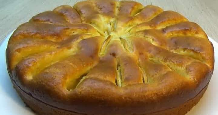 Шарлотка с творогом и яблоками