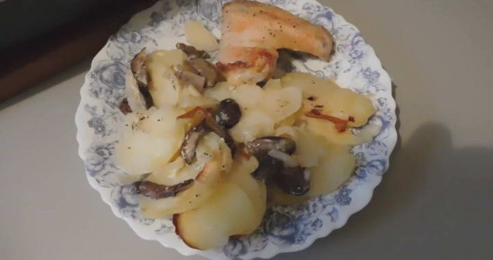 Картошка с курицей и грибами в духовке