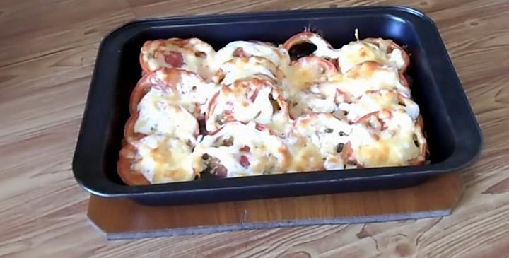 Сом запеченный с помидорами и сыром