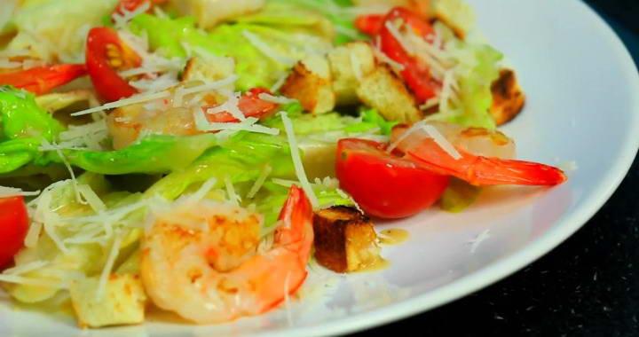 Салат Цезарь с креветками и соусом