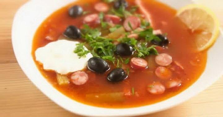 Сытная солянка с колбасой и оливками