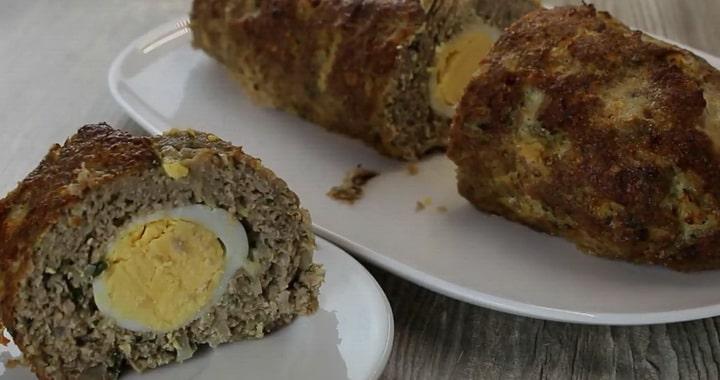 Мясной рулет из фарша с яйцом