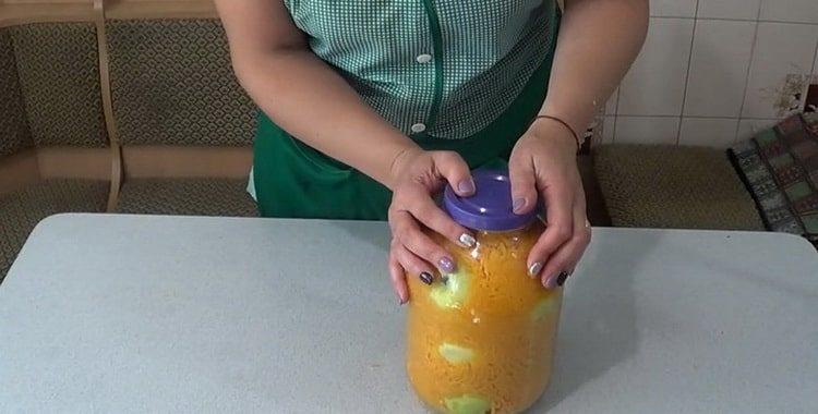 Маринованные яблоки с тыквой в банках